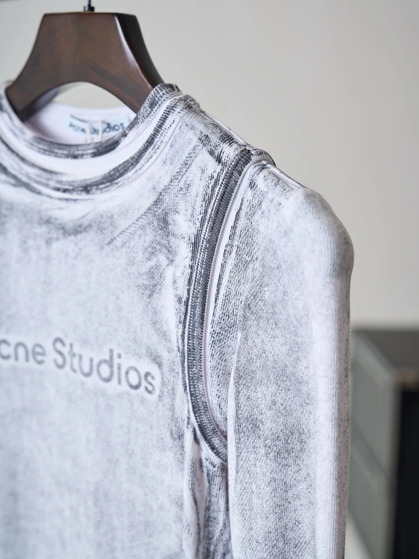 [Real product hanging] Acne Studios fake two-piece logo printed long-sleeved T-shirt (women) [In Stock] S M L custom sand-washed stretch rib knit, light, smooth, comfortable and Breathable. The cold-toned smoky white comes with a cool nubuck texture buff, the charcoal ink texture is diffused, and the plain gray layers form its own style. The iconic Acne Studios logo print is placed in the center of the chest to strengthen the visual memory point. The 3D mottled print that spreads randomly creates a contrast between movement and static, creating a hazy mottled atmosphere where reality and reality are intertwined. The neat and narrow long sleeves extend the arm lines, the small stand-up collar design modifies the neck contour, and the just-right length increases the waistline proportion and outlines a smooth hourglass figure. Tailored to shape curves, the body shape is naturally elegant. 1. Digital inkjet etching printing technology uses micron-level fine ink dots to be sprayed in an irregular and dispersed manner. The ink dots are embedded between the yarns along the vertical grooves of the threads, and the virtual and real colors are interlaced to create a natural replica of the messy and mottled texture worn by vintage clothing for many years. 2. Enzyme washing treatment: The fabrics have been fermented and washed to give them a better feel and texture. They are not easy to deform, shrink or fade. They maintain long-term beauty and fit.